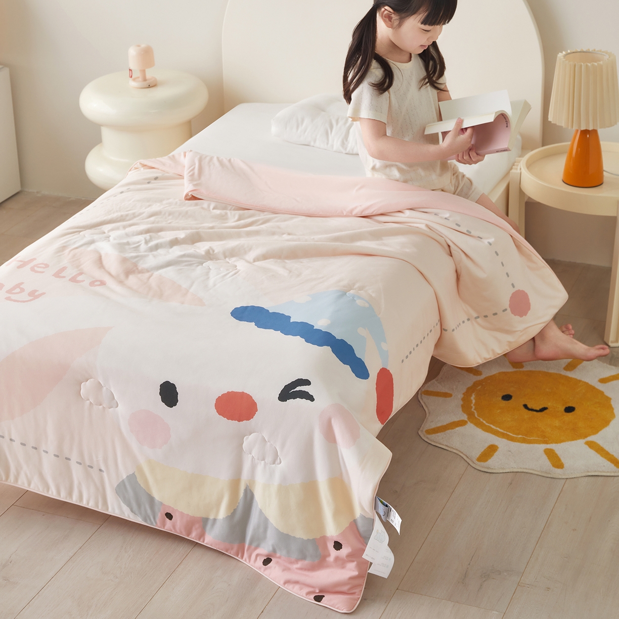 91家纺网 家纺一手货源 找家纺 荷马之梦 2026新款凉凉萌宠—原创卡通针织凉感山茶蚕丝儿童双感夏被夏凉被空调被 小兔贝贝