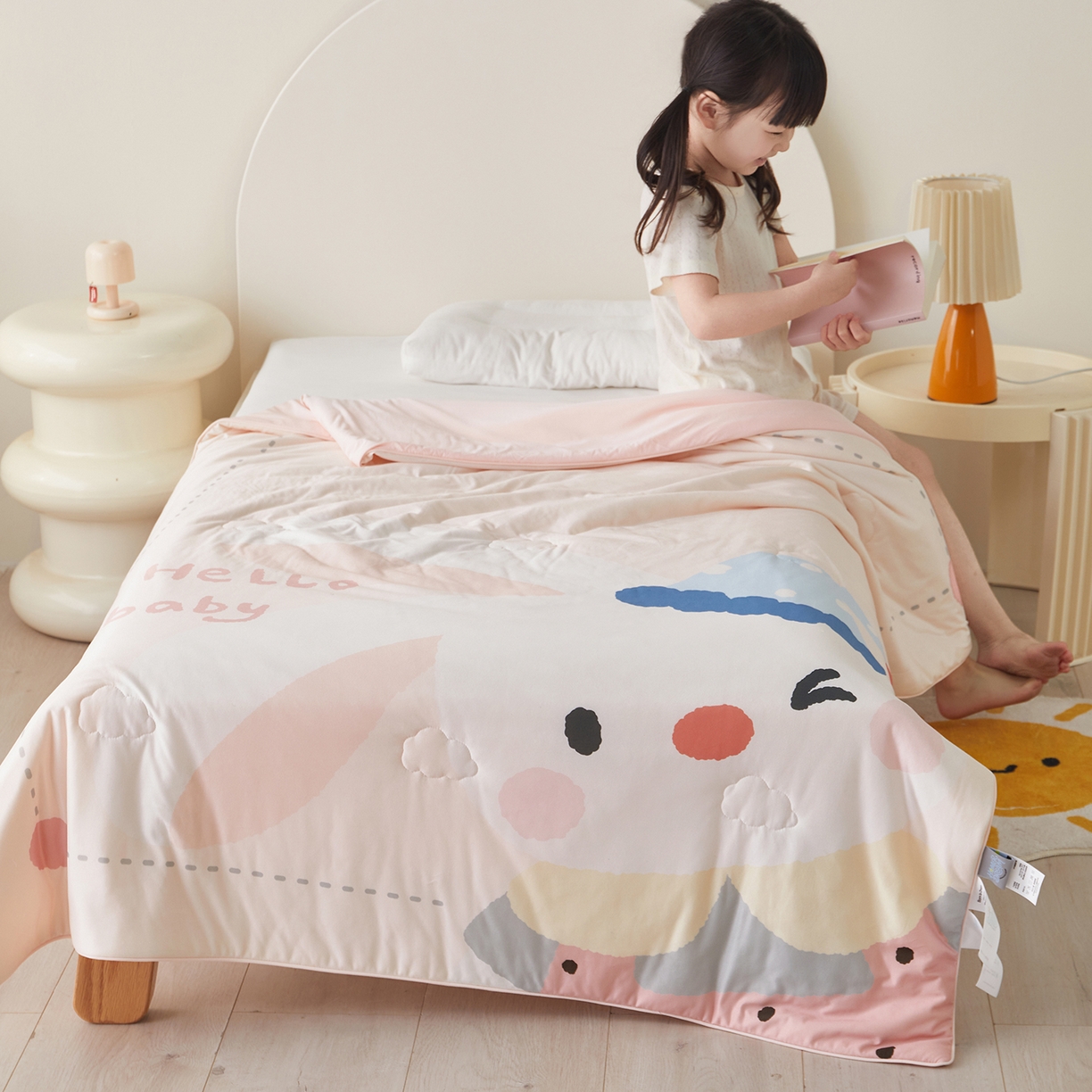 91家纺网 家纺一手货源 找家纺 荷马之梦 2026新款凉凉萌宠—原创卡通针织凉感山茶蚕丝儿童双感夏被夏凉被空调被 小兔贝贝