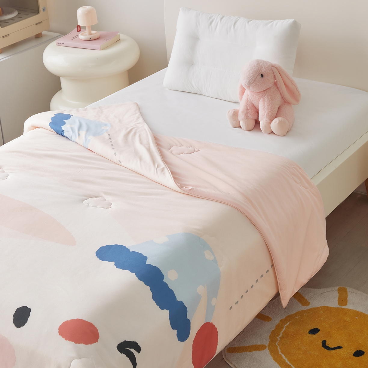 91家纺网 家纺一手货源 找家纺 荷马之梦 2026新款凉凉萌宠—原创卡通针织凉感山茶蚕丝儿童双感夏被夏凉被空调被 小兔贝贝