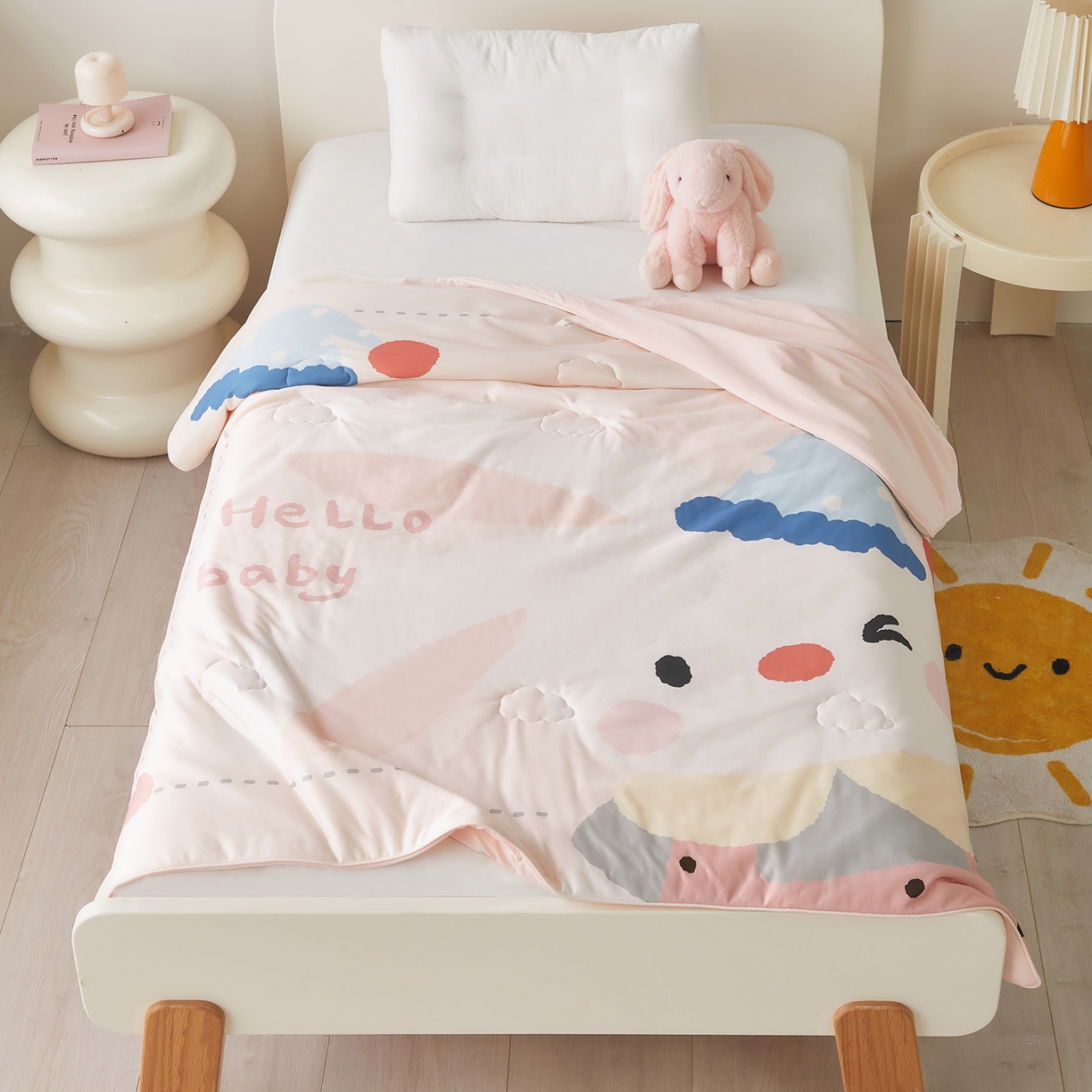 91家纺网 家纺一手货源 找家纺 荷马之梦 2026新款凉凉萌宠—原创卡通针织凉感山茶蚕丝儿童双感夏被夏凉被空调被 小兔贝贝