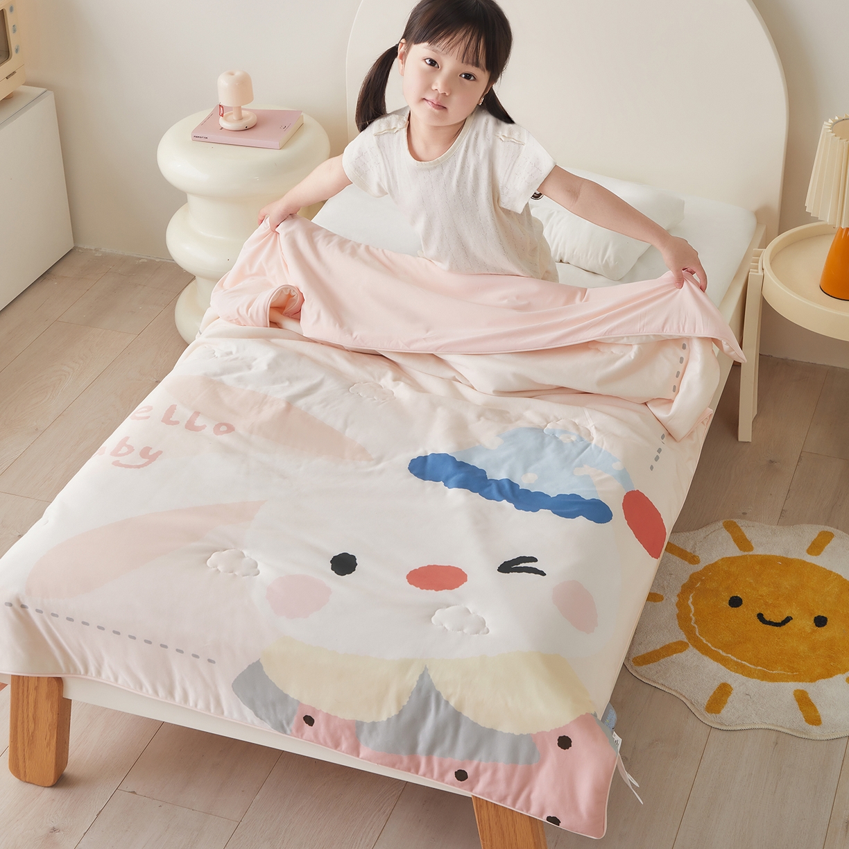 91家纺网 家纺一手货源 找家纺 荷马之梦 2026新款凉凉萌宠—原创卡通针织凉感山茶蚕丝儿童双感夏被夏凉被空调被 小兔贝贝