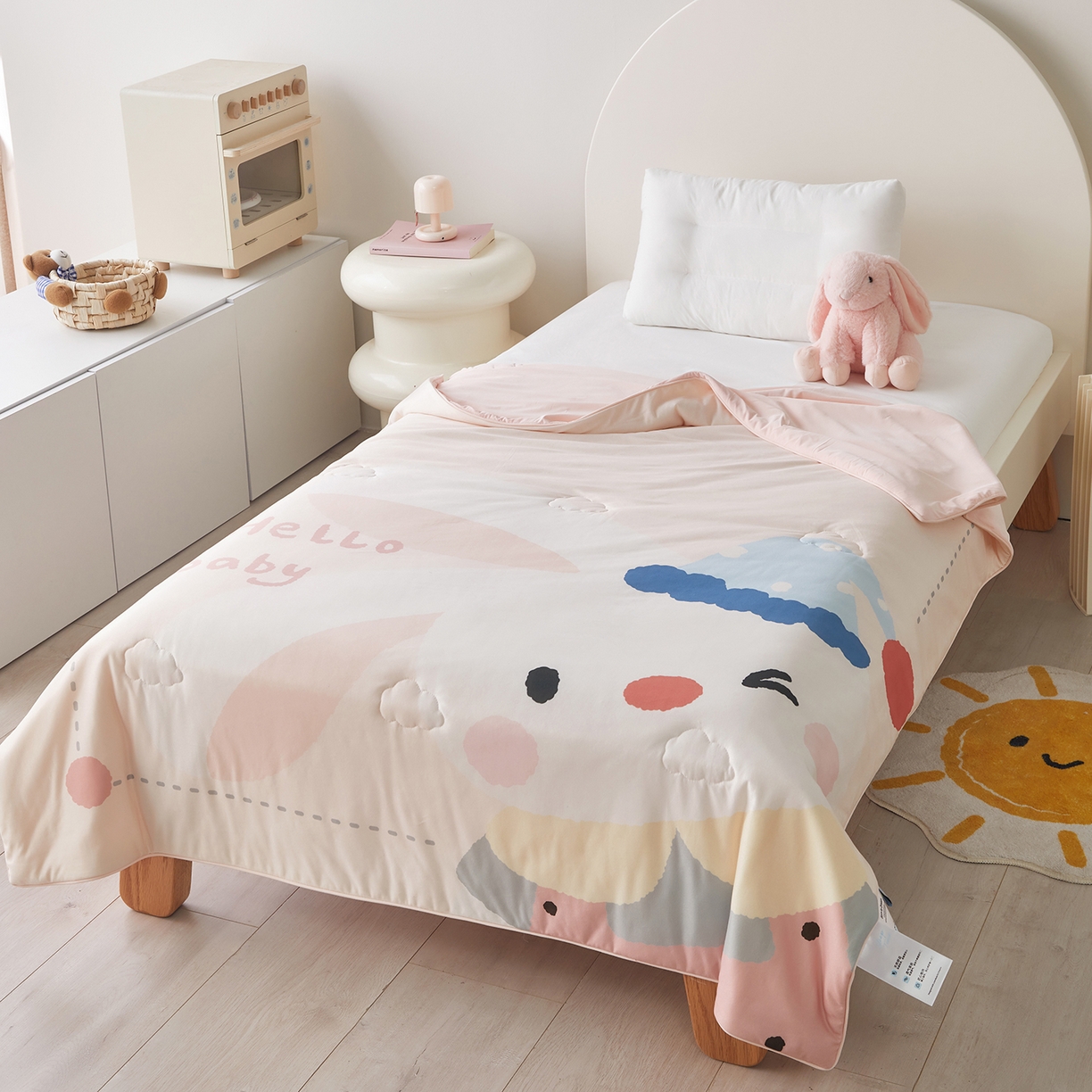 91家纺网 家纺一手货源 找家纺 荷马之梦 2026新款凉凉萌宠—原创卡通针织凉感山茶蚕丝儿童双感夏被夏凉被空调被 小兔贝贝