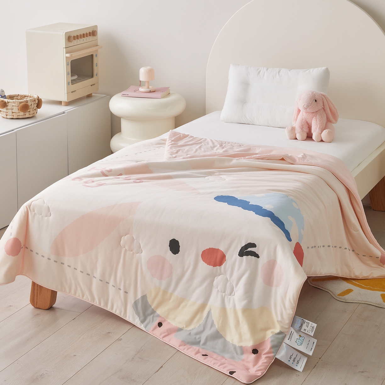 91家纺网 家纺一手货源 找家纺 荷马之梦 2026新款凉凉萌宠—原创卡通针织凉感山茶蚕丝儿童双感夏被夏凉被空调被 小兔贝贝