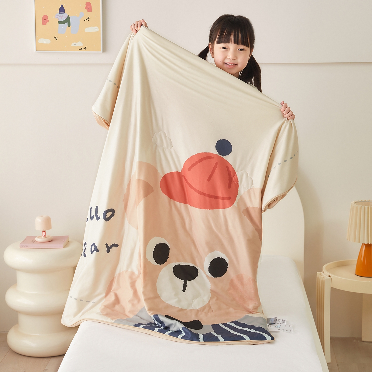 91家纺网 家纺一手货源 找家纺 荷马之梦 2026新款凉凉萌宠—原创卡通针织凉感山茶蚕丝儿童双感夏被夏凉被空调被 小熊卢卡