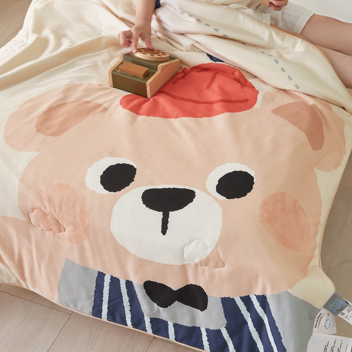 91家纺网 家纺一手货源 找家纺 荷马之梦 2026新款凉凉萌宠—原创卡通针织凉感山茶蚕丝儿童双感夏被夏凉被空调被 小熊卢卡