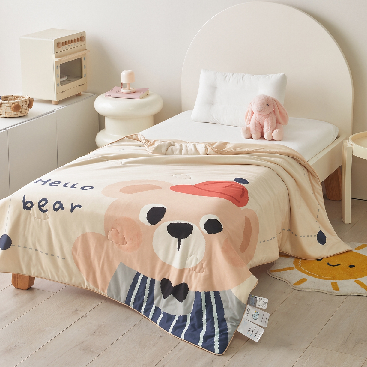 91家纺网 家纺一手货源 找家纺 荷马之梦 2026新款凉凉萌宠—原创卡通针织凉感山茶蚕丝儿童双感夏被夏凉被空调被 小熊卢卡