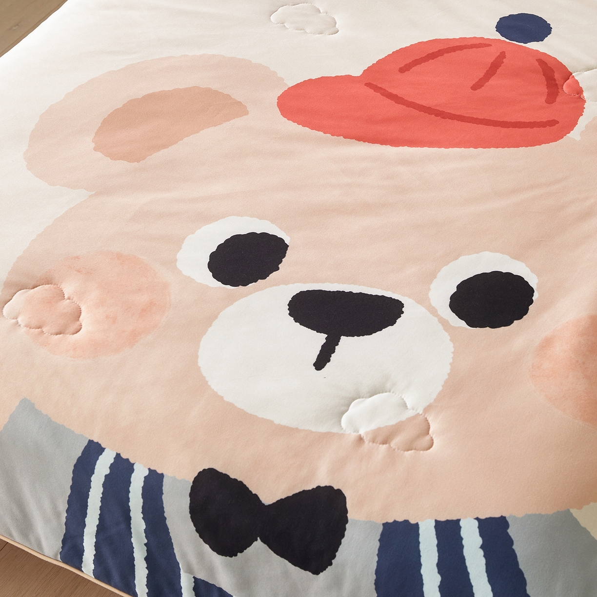 91家纺网 家纺一手货源 找家纺 荷马之梦 2026新款凉凉萌宠—原创卡通针织凉感山茶蚕丝儿童双感夏被夏凉被空调被 小熊卢卡