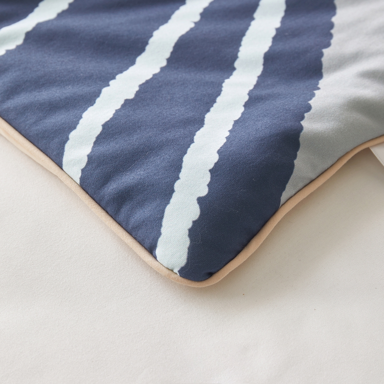 91家纺网 家纺一手货源 找家纺 荷马之梦 2026新款凉凉萌宠—原创卡通针织凉感山茶蚕丝儿童双感夏被夏凉被空调被 小熊卢卡