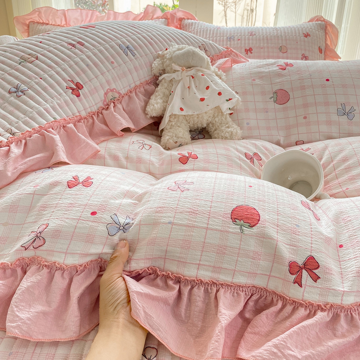 91家纺网 家纺一手货源 找家纺 眠势力 2026新款韩版双层纱花边被套云感皱皱纱被罩带花边 草莓蝴蝶结
