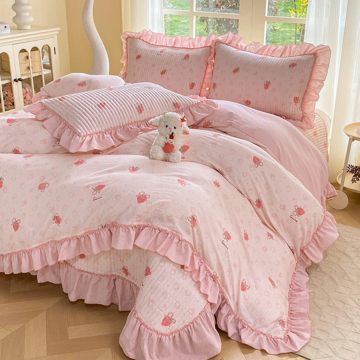 91家纺网 家纺一手货源 找家纺 眠势力 2026新款韩版双层纱花边被套云感皱皱纱被罩带花边 花漾草莓