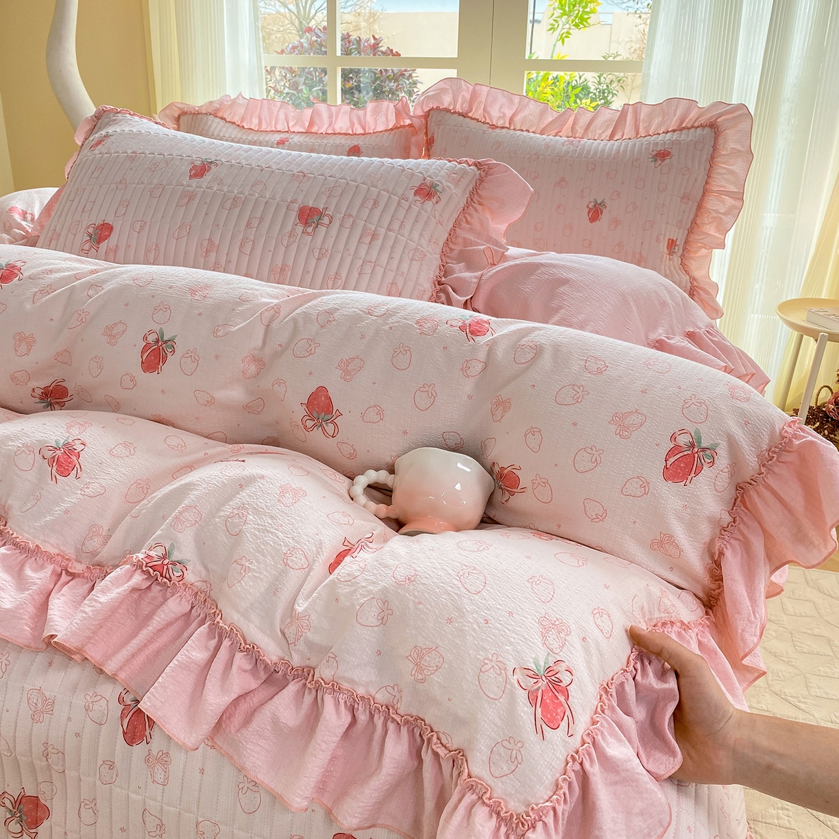 91家纺网 家纺一手货源 找家纺 眠势力 2026新款韩版双层纱花边被套云感皱皱纱被罩带花边 花漾草莓