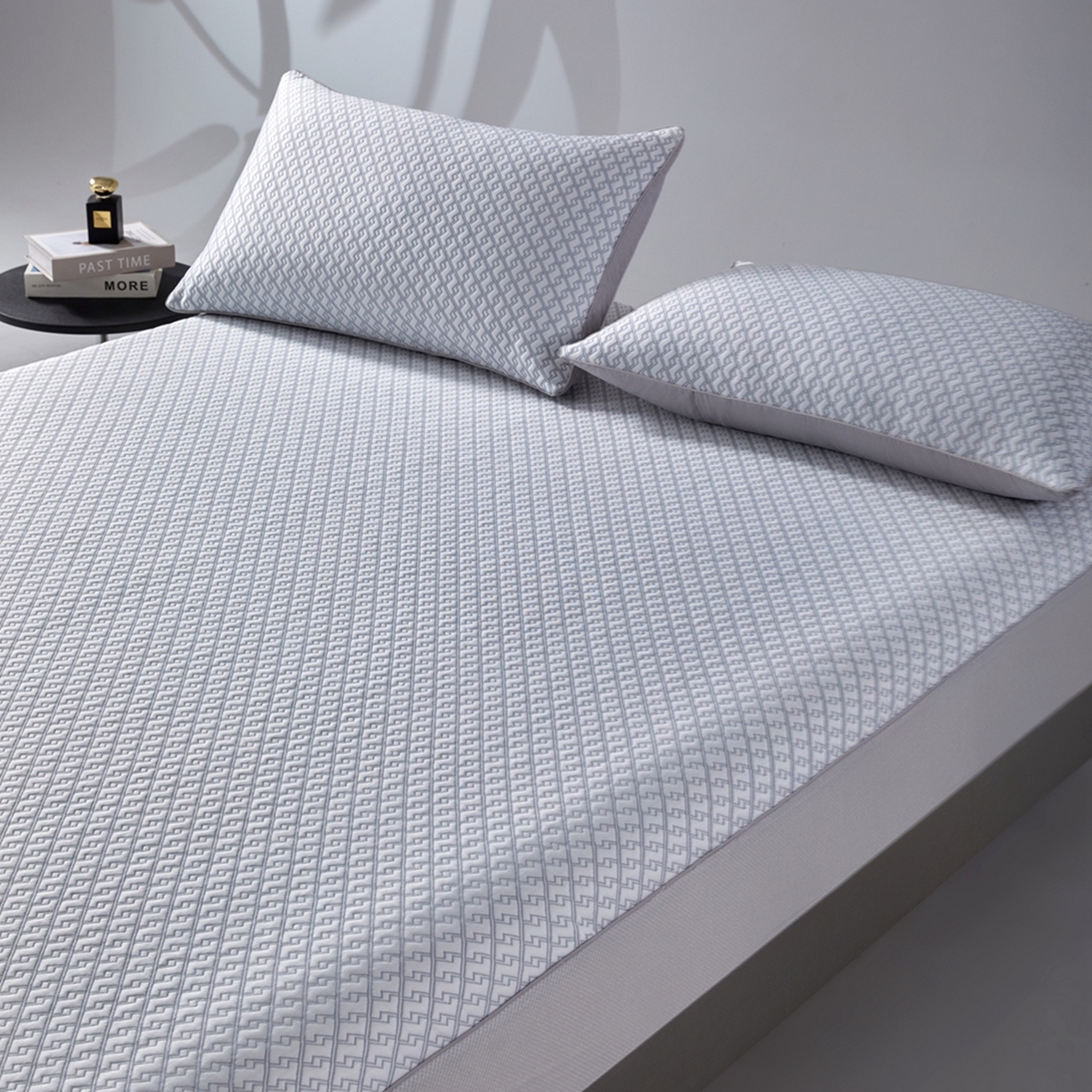 91家纺网 家纺一手货源 找家纺 满座家居 2026新款乙纶高冰凉感高分子PE凉席床笠款冰丝席三件套 简奢