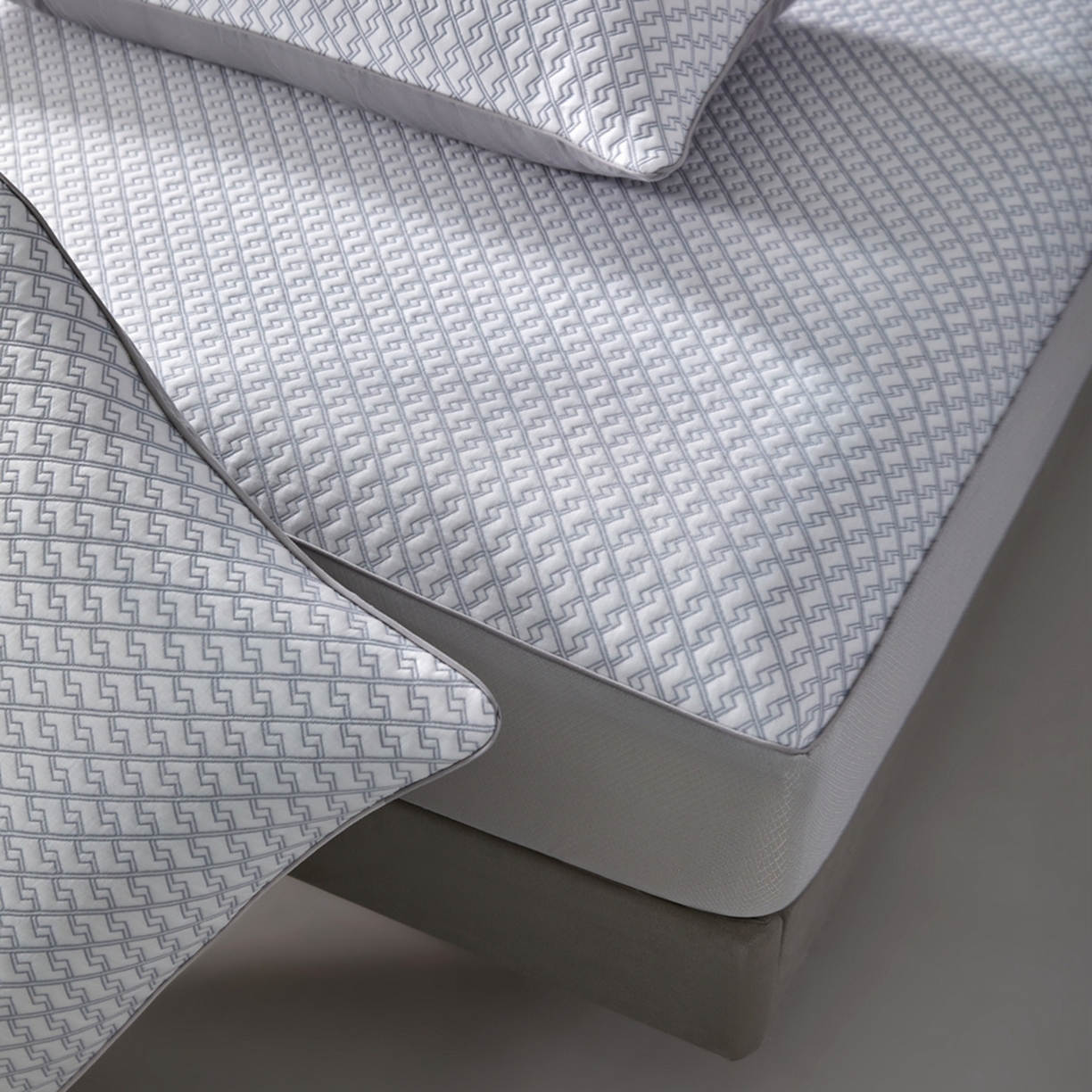 91家纺网 家纺一手货源 找家纺 满座家居 2026新款乙纶高冰凉感高分子PE凉席床笠款冰丝席三件套 简奢