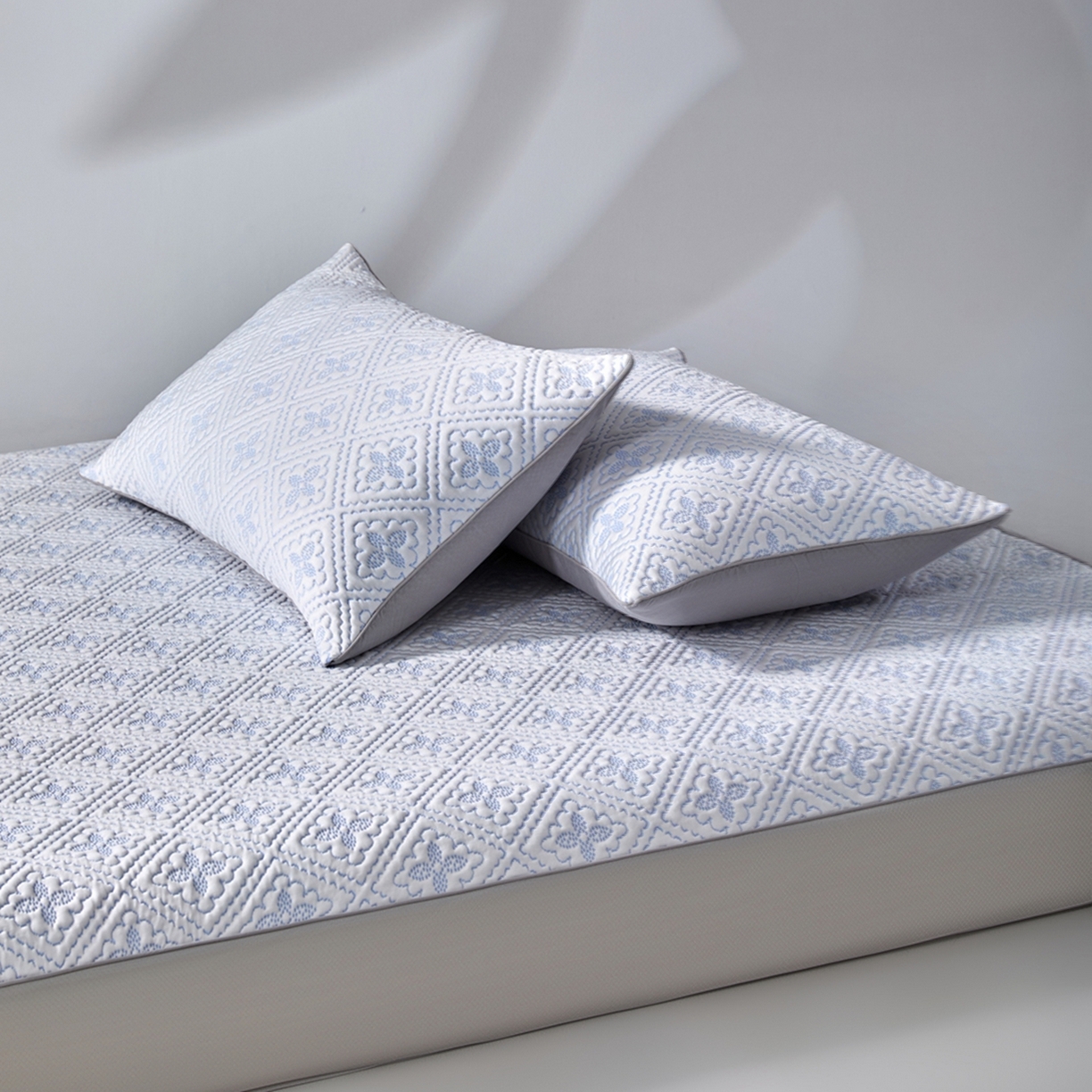 91家纺网 家纺一手货源 找家纺 满座家居 2026新款乙纶高冰凉感高分子PE凉席床笠款冰丝席三件套 芸禧