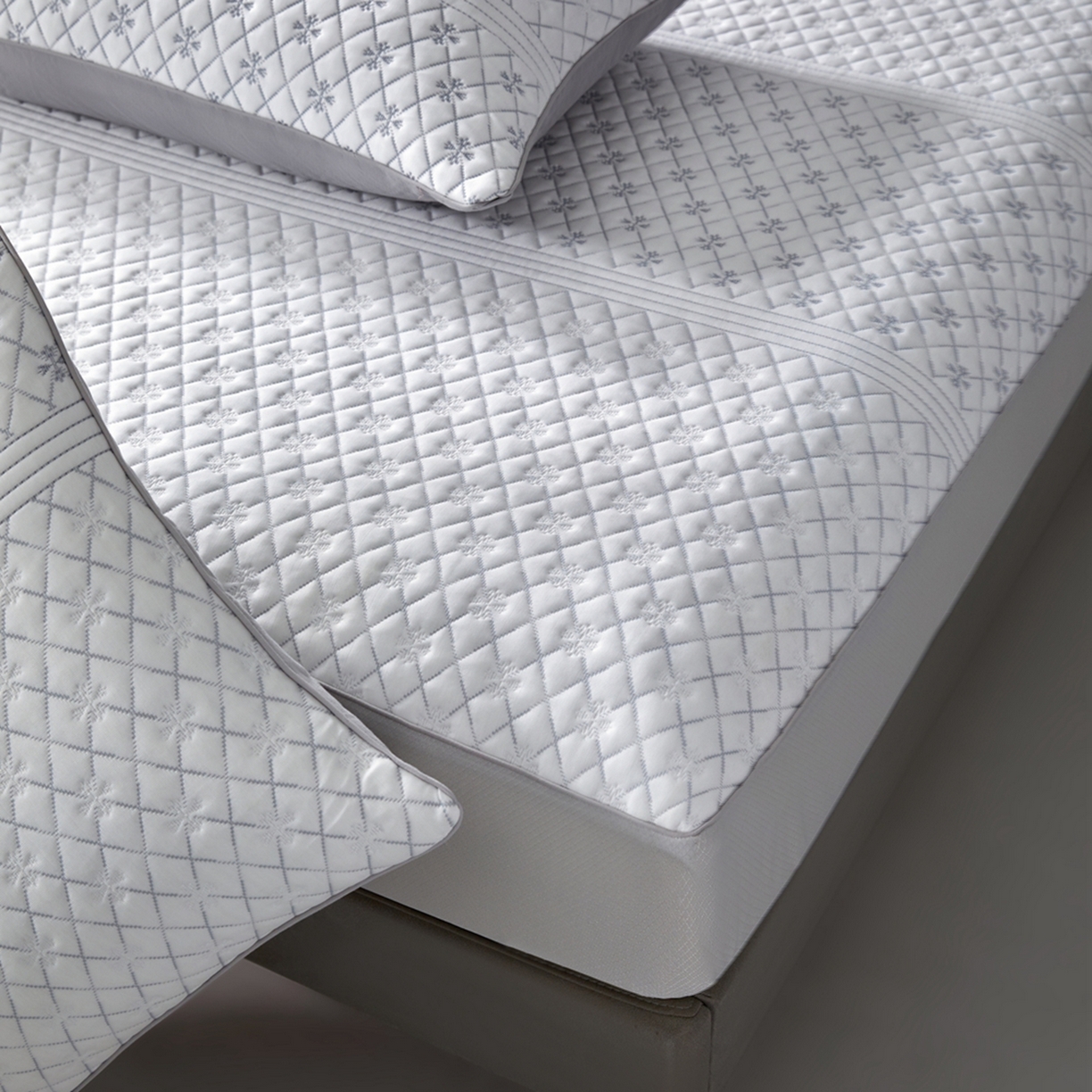 91家纺网 家纺一手货源 找家纺 满座家居 2026新款乙纶高冰凉感高分子PE凉席床笠款冰丝席三件套 铂雅