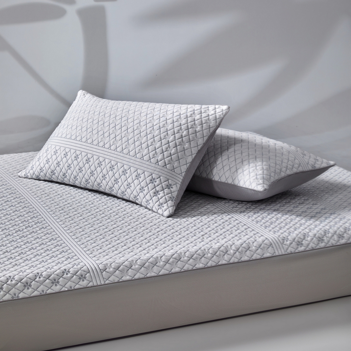 91家纺网 家纺一手货源 找家纺 满座家居 2026新款乙纶高冰凉感高分子PE凉席床笠款冰丝席三件套 铂雅