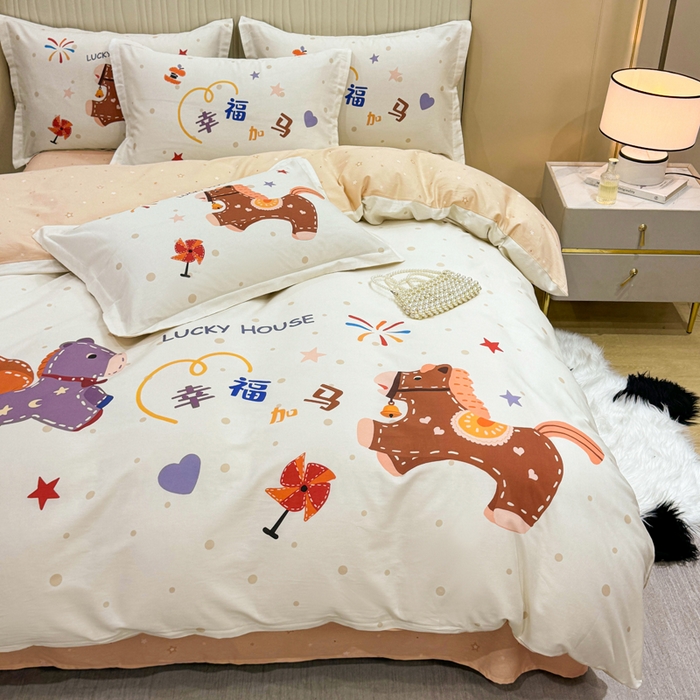 91家纺网 家纺一手货源 找家纺 红日子纺织品 2026新款13070全棉纯棉数码印花大版印花四件套 幸福加马-卡