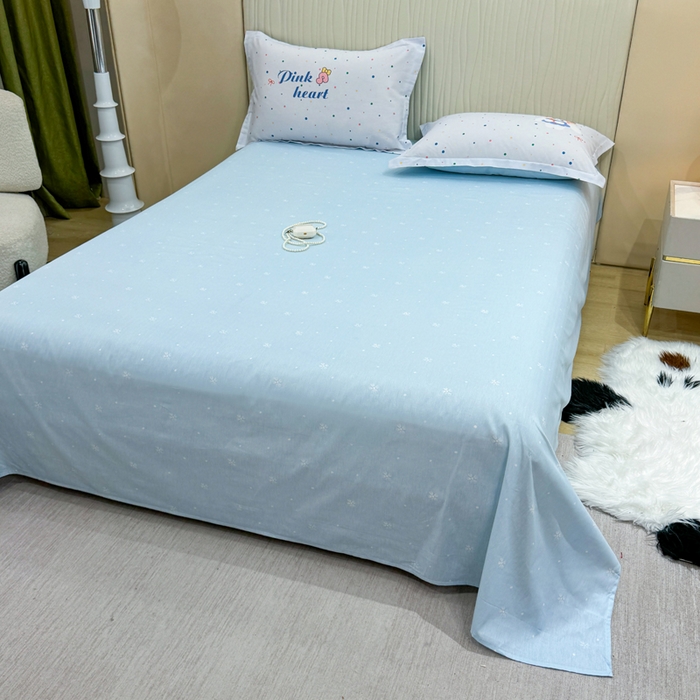 91家纺网 家纺一手货源 找家纺 红日子纺织品 2026新款13070全棉纯棉数码印花大版印花四件套 萌趣小兔-蓝