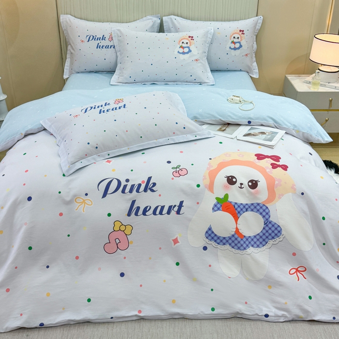 91家纺网 家纺一手货源 找家纺 红日子纺织品 2026新款13070全棉纯棉数码印花大版印花四件套 萌趣小兔-蓝