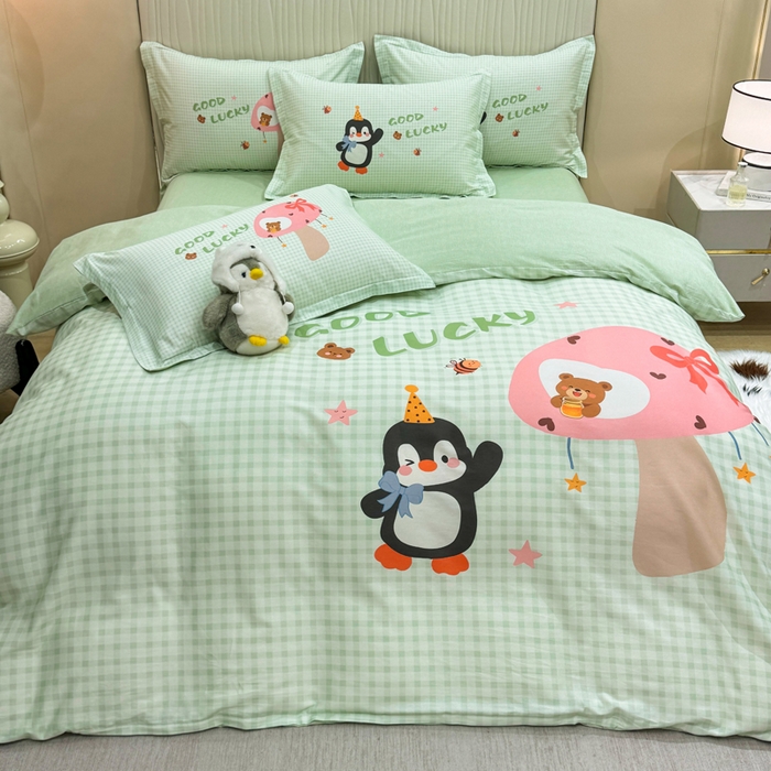 91家纺网 家纺一手货源 找家纺 红日子纺织品 2026新款13070全棉纯棉数码印花大版印花四件套 幸运蓝格-绿