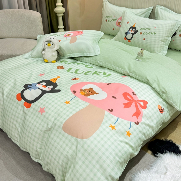 91家纺网 家纺一手货源 找家纺 红日子纺织品 2026新款13070全棉纯棉数码印花大版印花四件套 幸运蓝格-绿