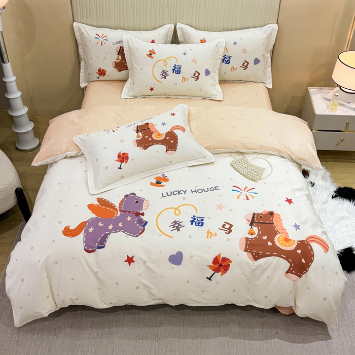 91家纺网 家纺一手货源 找家纺 红日子纺织品 2026新款13070全棉纯棉数码印花大版印花四件套 幸福加马-卡