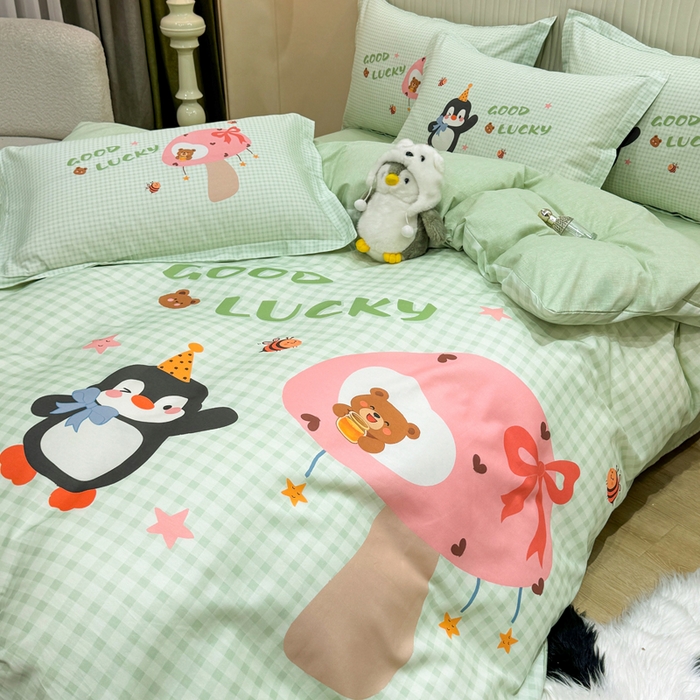 91家纺网 家纺一手货源 找家纺 红日子纺织品 2026新款13070全棉纯棉数码印花大版印花四件套 幸运蓝格-绿