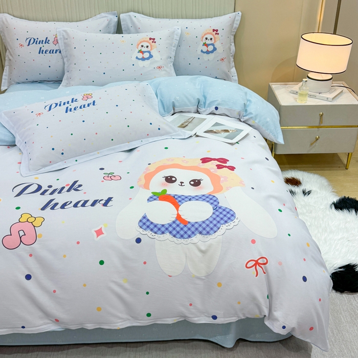 91家纺网 家纺一手货源 找家纺 红日子纺织品 2026新款13070全棉纯棉数码印花大版印花四件套 萌趣小兔-蓝