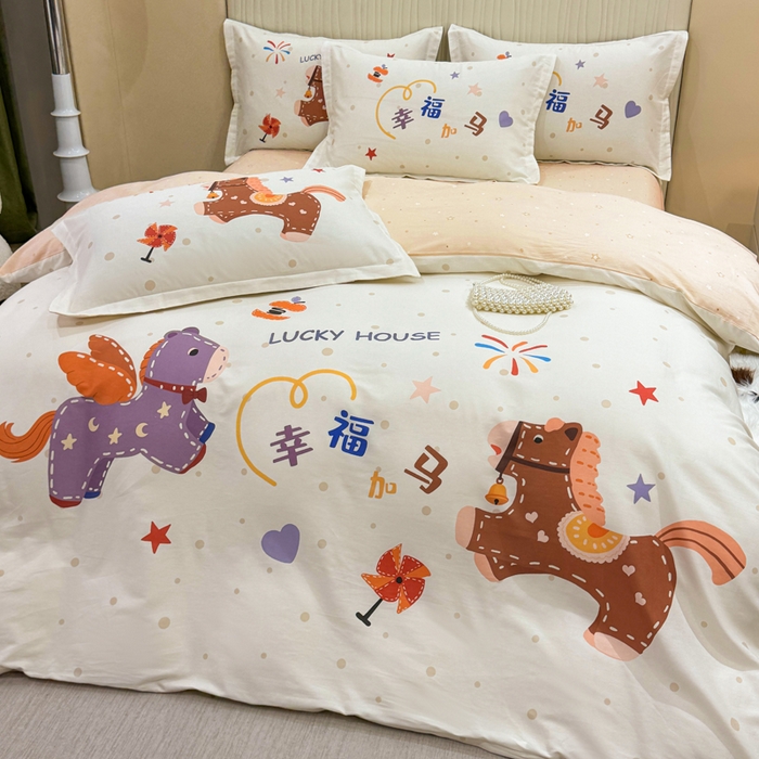 91家纺网 家纺一手货源 找家纺 红日子纺织品 2026新款13070全棉纯棉数码印花大版印花四件套 幸福加马-卡