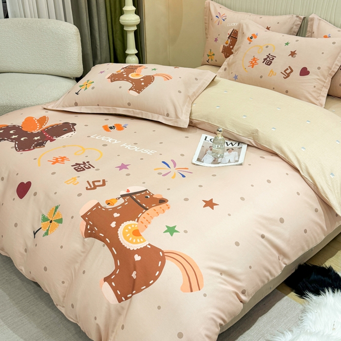 91家纺网 家纺一手货源 找家纺 红日子纺织品 2026新款13070全棉纯棉数码印花大版印花四件套 幸福加马-咖