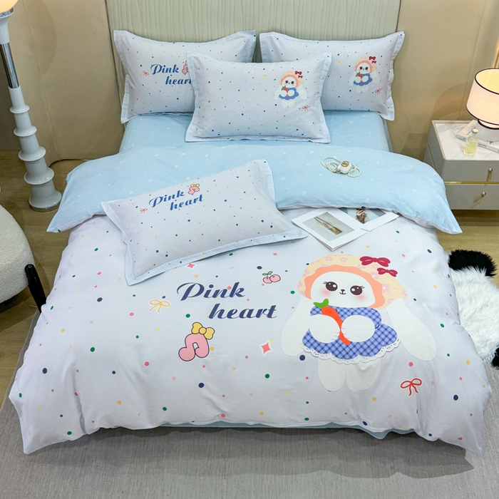 91家纺网 家纺一手货源 找家纺 红日子纺织品 2026新款13070全棉纯棉数码印花大版印花四件套 萌趣小兔-蓝