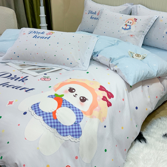 91家纺网 家纺一手货源 找家纺 红日子纺织品 2026新款13070全棉纯棉数码印花大版印花四件套 萌趣小兔-蓝