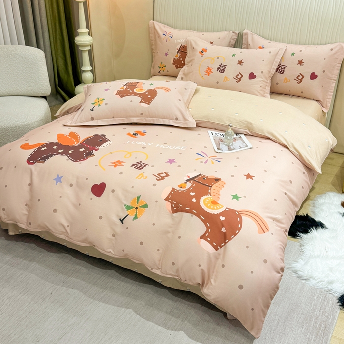 91家纺网 家纺一手货源 找家纺 红日子纺织品 2026新款13070全棉纯棉数码印花大版印花四件套 幸福加马-咖