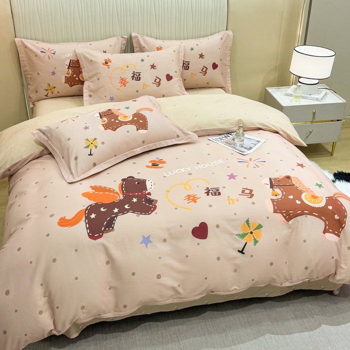 91家纺网 家纺一手货源 找家纺 红日子纺织品 2026新款13070全棉纯棉数码印花大版印花四件套 幸福加马-咖