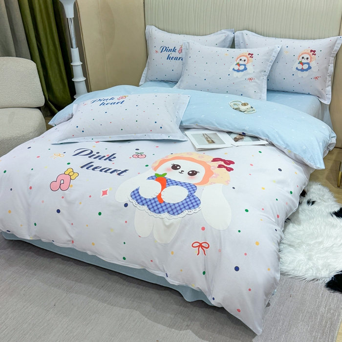 91家纺网 家纺一手货源 找家纺 红日子纺织品 2026新款13070全棉纯棉数码印花大版印花四件套 萌趣小兔-蓝