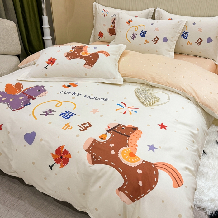 91家纺网 家纺一手货源 找家纺 红日子纺织品 2026新款13070全棉纯棉数码印花大版印花四件套 幸福加马-卡