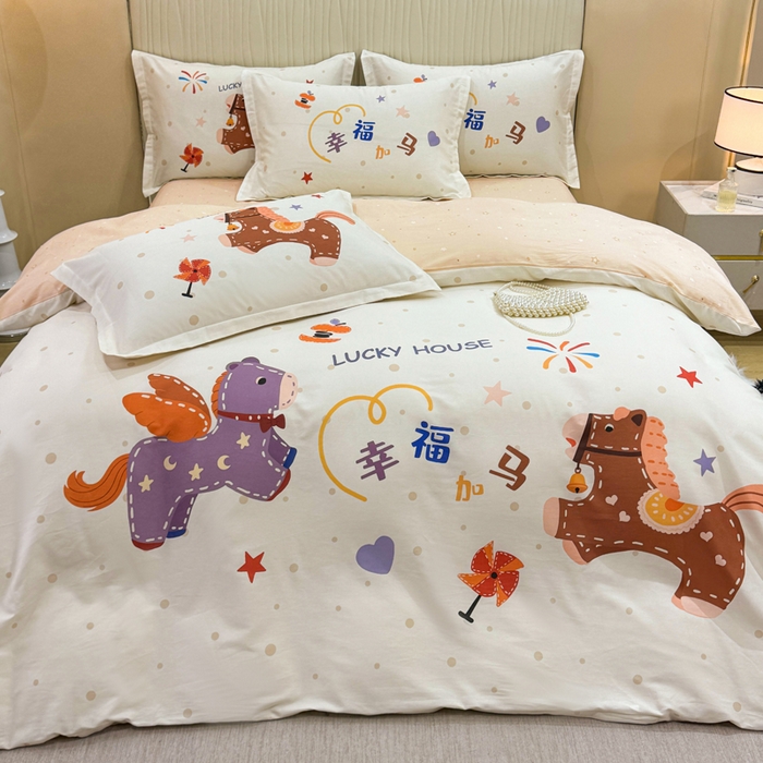 91家纺网 家纺一手货源 找家纺 红日子纺织品 2026新款13070全棉纯棉数码印花大版印花四件套 幸福加马-卡