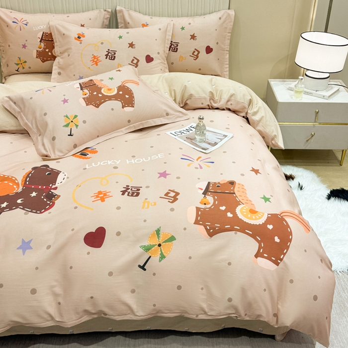 91家纺网 家纺一手货源 找家纺 红日子纺织品 2026新款13070全棉纯棉数码印花大版印花四件套 幸福加马-咖