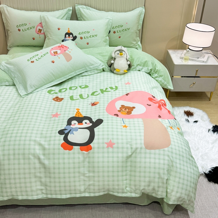 91家纺网 家纺一手货源 找家纺 红日子纺织品 2026新款13070全棉纯棉数码印花大版印花四件套 幸运蓝格-绿