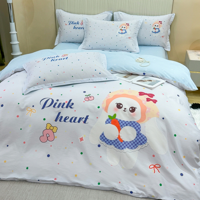 91家纺网 家纺一手货源 找家纺 红日子纺织品 2026新款13070全棉纯棉数码印花大版印花四件套 萌趣小兔-蓝