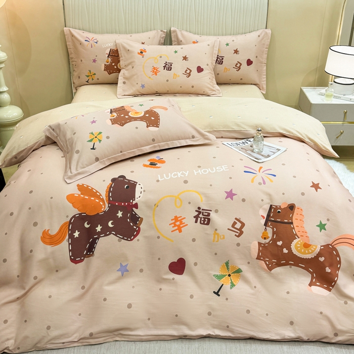 91家纺网 家纺一手货源 找家纺 红日子纺织品 2026新款13070全棉纯棉数码印花大版印花四件套 幸福加马-咖