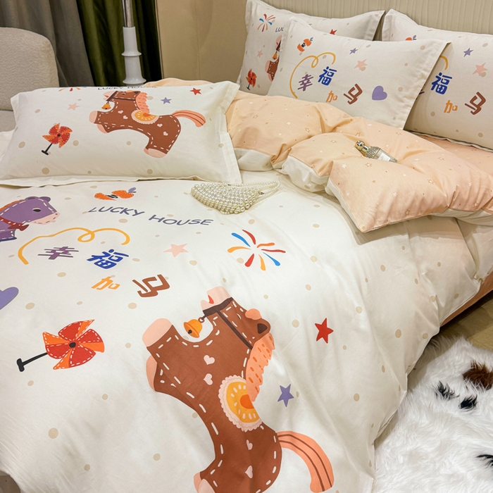 91家纺网 家纺一手货源 找家纺 红日子纺织品 2026新款13070全棉纯棉数码印花大版印花四件套 幸福加马-卡