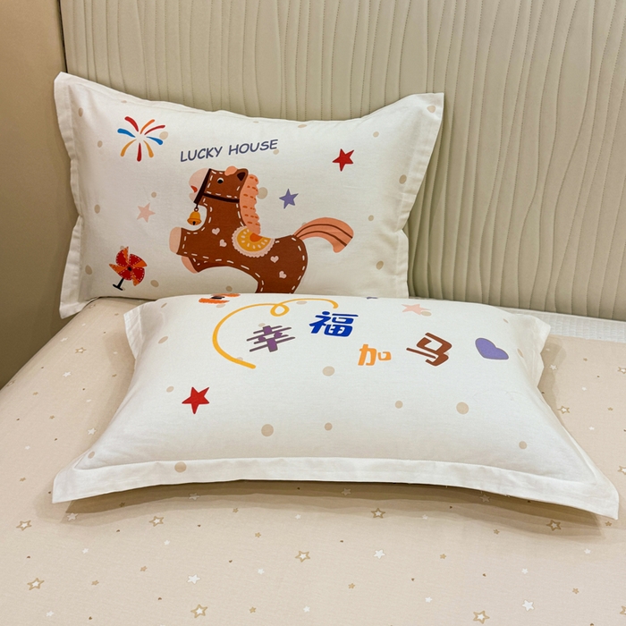 91家纺网 家纺一手货源 找家纺 红日子纺织品 2026新款13070全棉纯棉数码印花大版印花四件套 幸福加马-卡