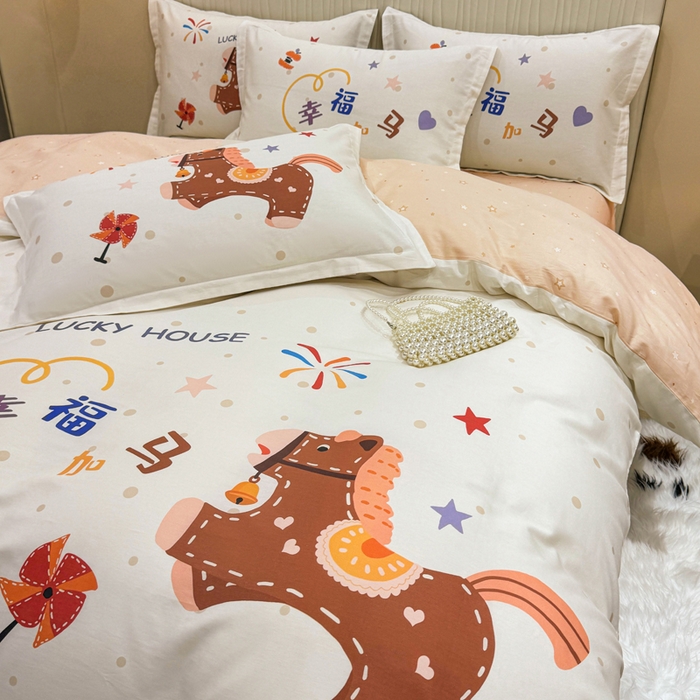 91家纺网 家纺一手货源 找家纺 红日子纺织品 2026新款13070全棉纯棉数码印花大版印花四件套 幸福加马-卡