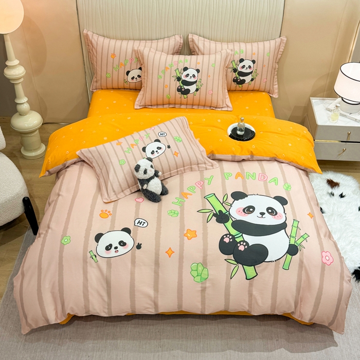 91家纺网 家纺一手货源 找家纺 红日子纺织品 2026新款13070全棉纯棉数码印花大版印花四件套 熊猫抱竹-桔