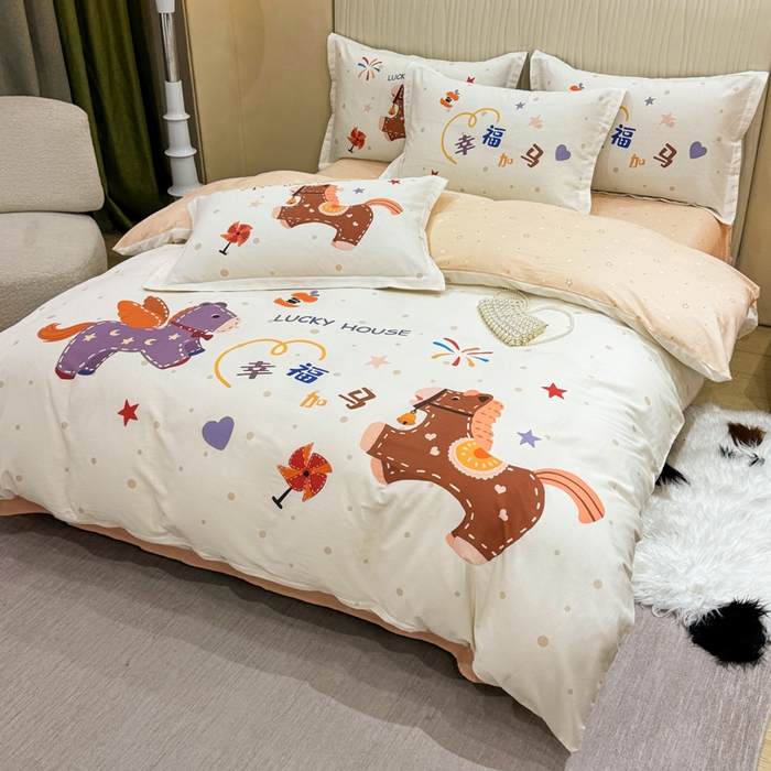 91家纺网 家纺一手货源 找家纺 红日子纺织品 2026新款13070全棉纯棉数码印花大版印花四件套 幸福加马-卡