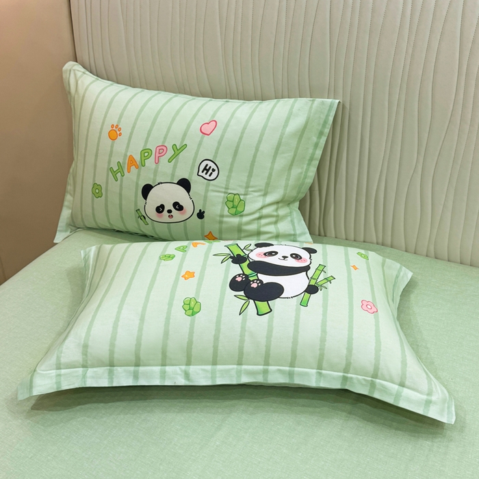 91家纺网 家纺一手货源 找家纺 红日子纺织品 2026新款13070全棉纯棉数码印花大版印花四件套 熊猫抱竹-绿