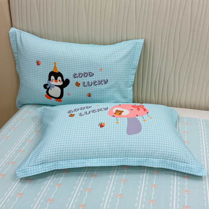 91家纺网 家纺一手货源 找家纺 红日子纺织品 2026新款13070全棉纯棉数码印花大版印花四件套 幸运蓝格-蓝