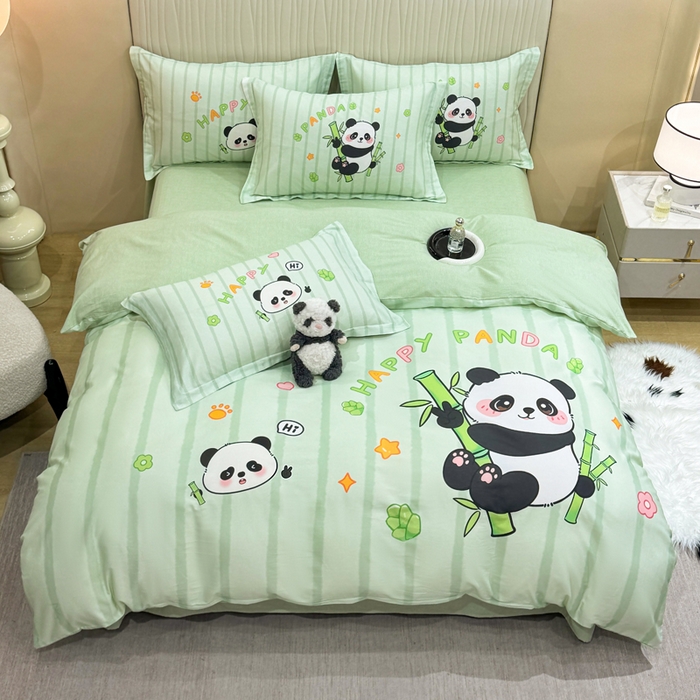 91家纺网 家纺一手货源 找家纺 红日子纺织品 2026新款13070全棉纯棉数码印花大版印花四件套 熊猫抱竹-绿