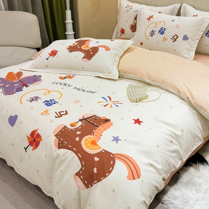 91家纺网 家纺一手货源 找家纺 红日子纺织品 2026新款13070全棉纯棉数码印花大版印花四件套 幸福加马-卡